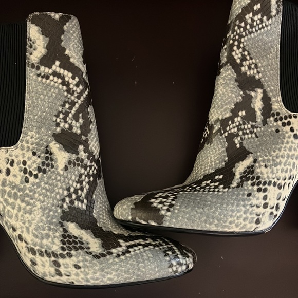 Marciano women’s leather snakeskin print ankle booties size 9M - Picture 7 of 11
